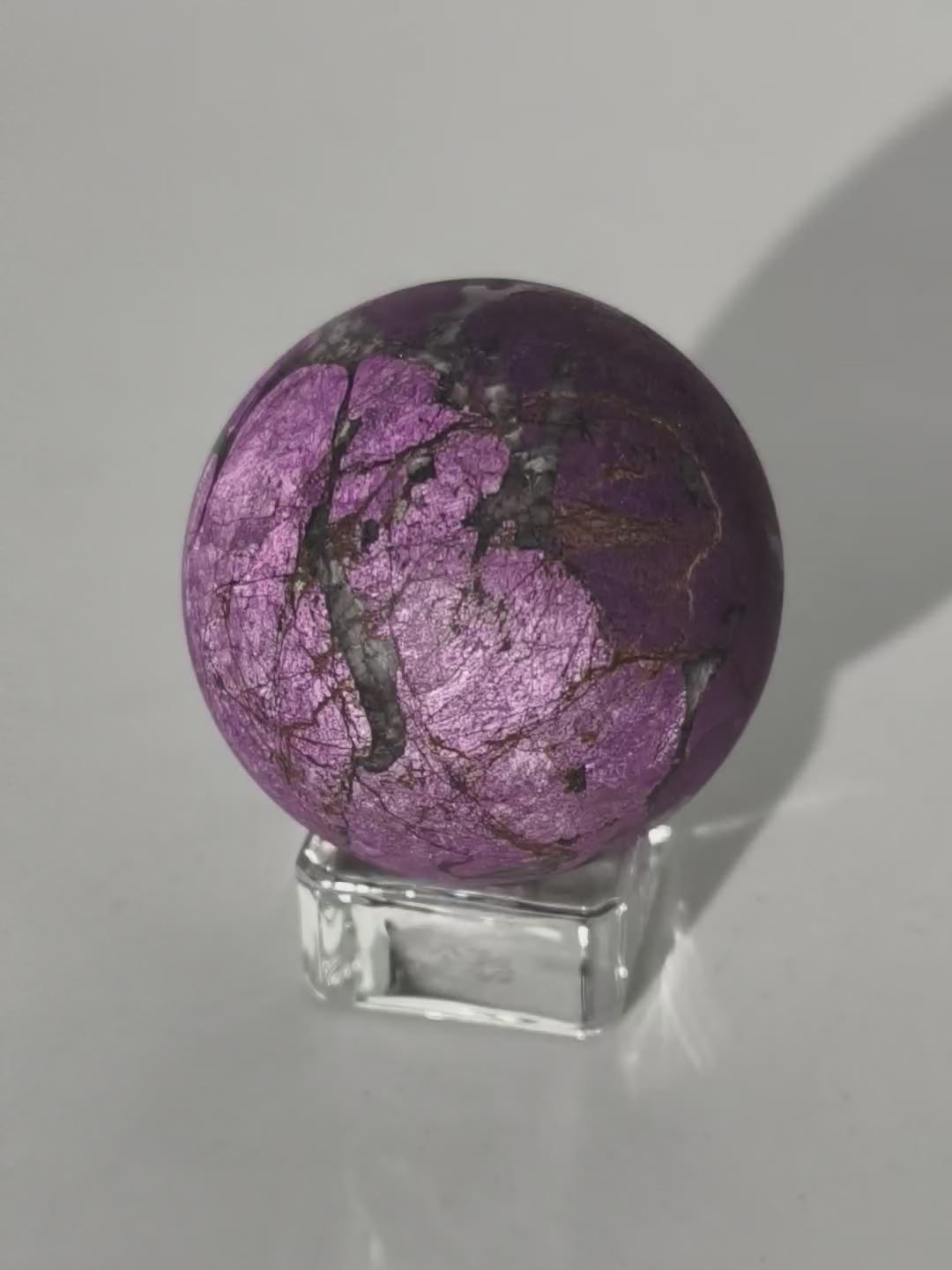 Schimmernde Purpurit Kugel (high Quality) mit Ständer 4,9cm