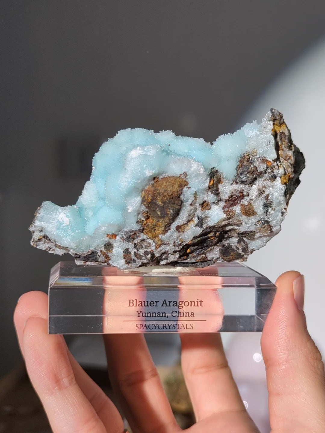 Blauer Aragonit auf Podest aus Yunnan