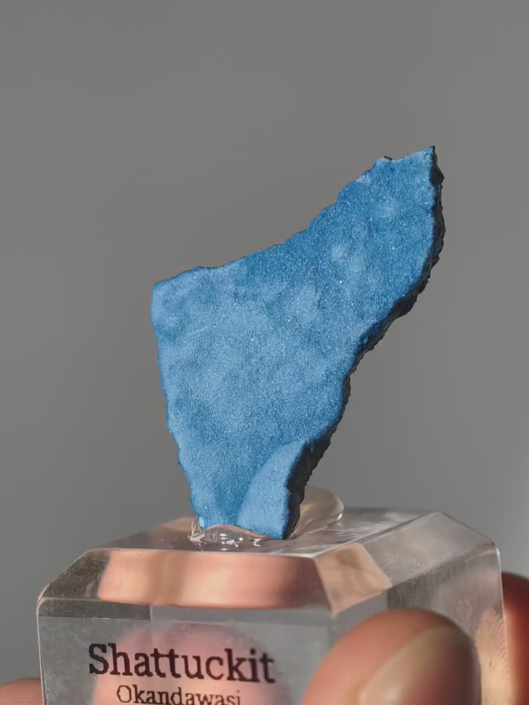 Blauer Samt Shattuckit auf Podest