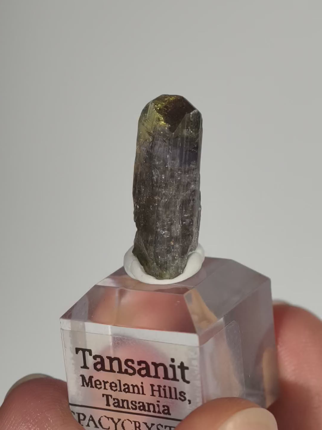 Tansanit Kristall auf Podest (natürlich)