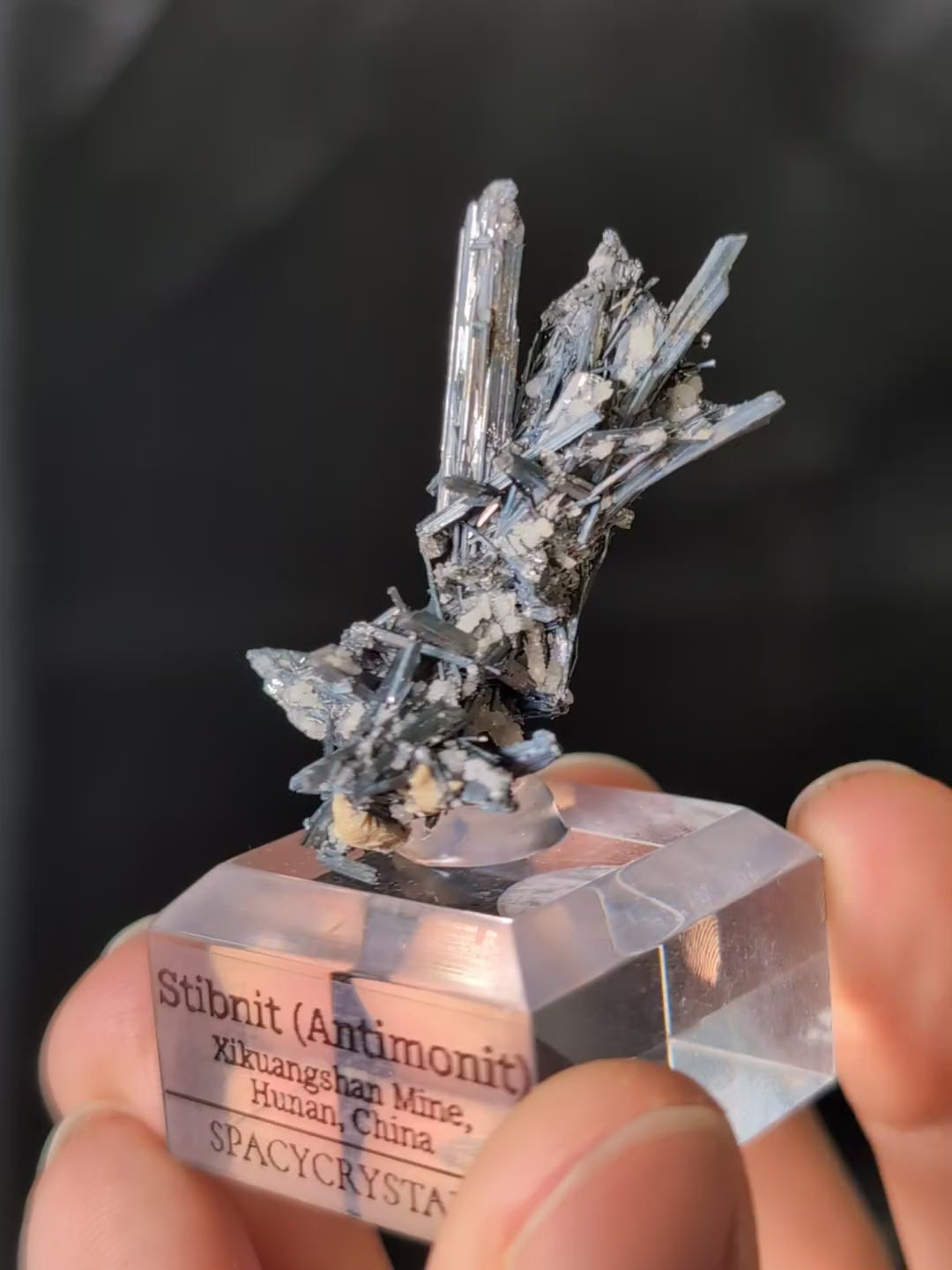 Stibnit (Antimonit) auf Podest