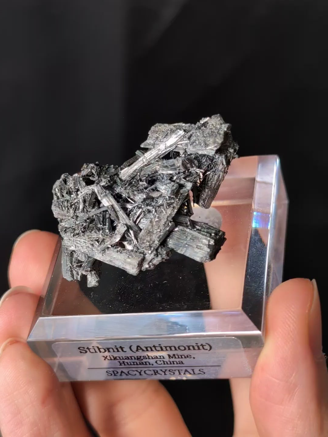 Stibnit (Antimonit) auf Podest