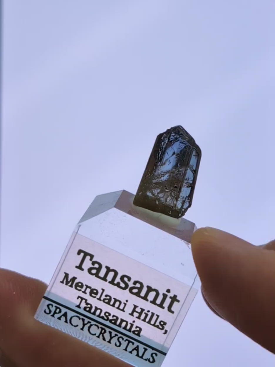 Tansanit Kristall auf Podest (nicht erhitzt!)