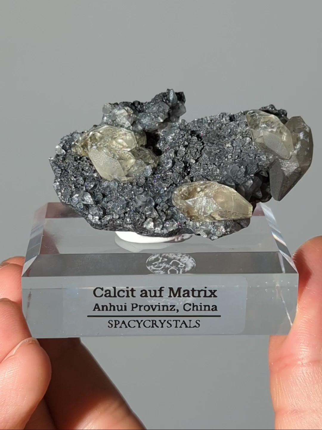 Diamant Calcit auf dunkler Matrix