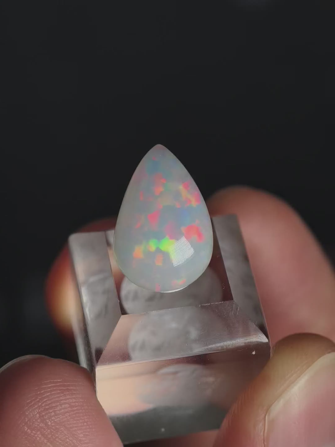 Welo Opal Cabochon auf Podest