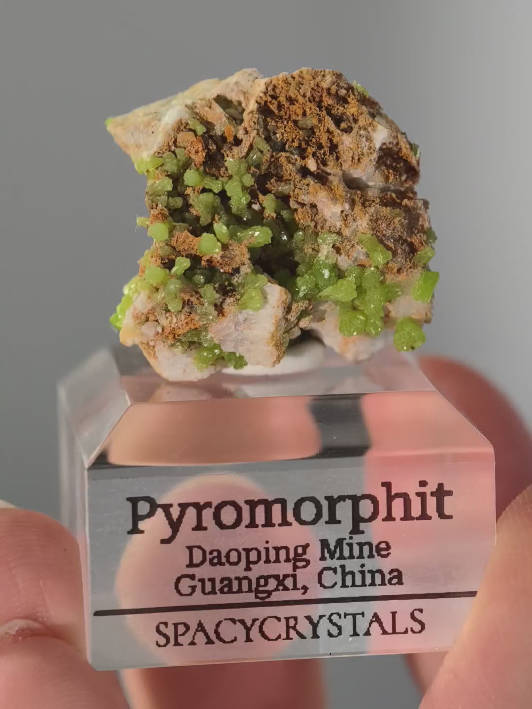 Grüner Pyromorphit aus Daoping Mine auf Podest