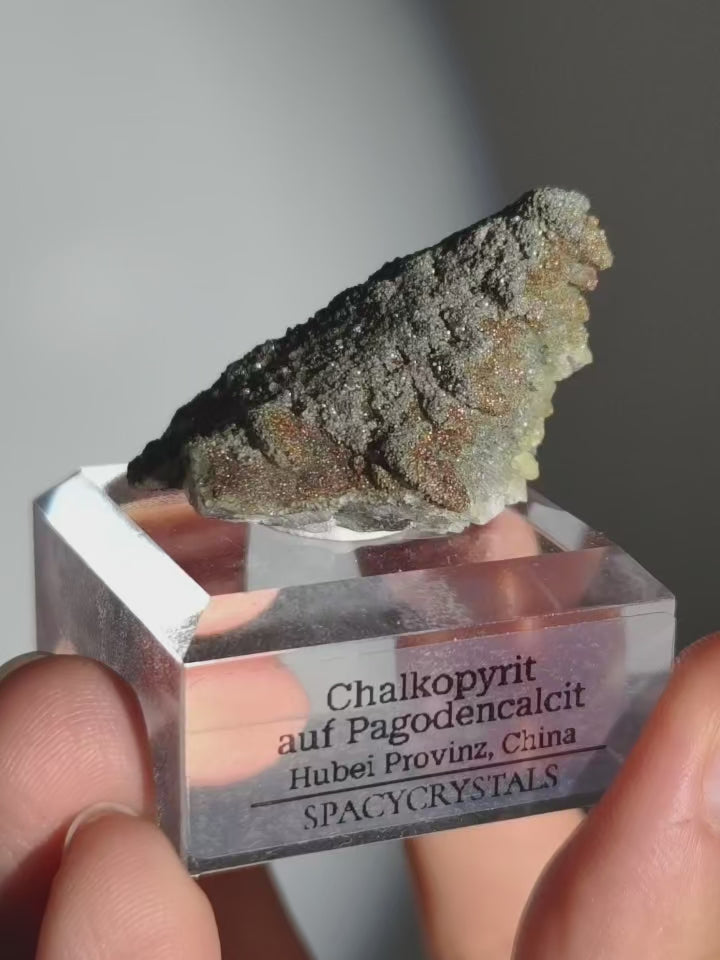 Chalkopyrit auf Pagodencalcit aus Hubei