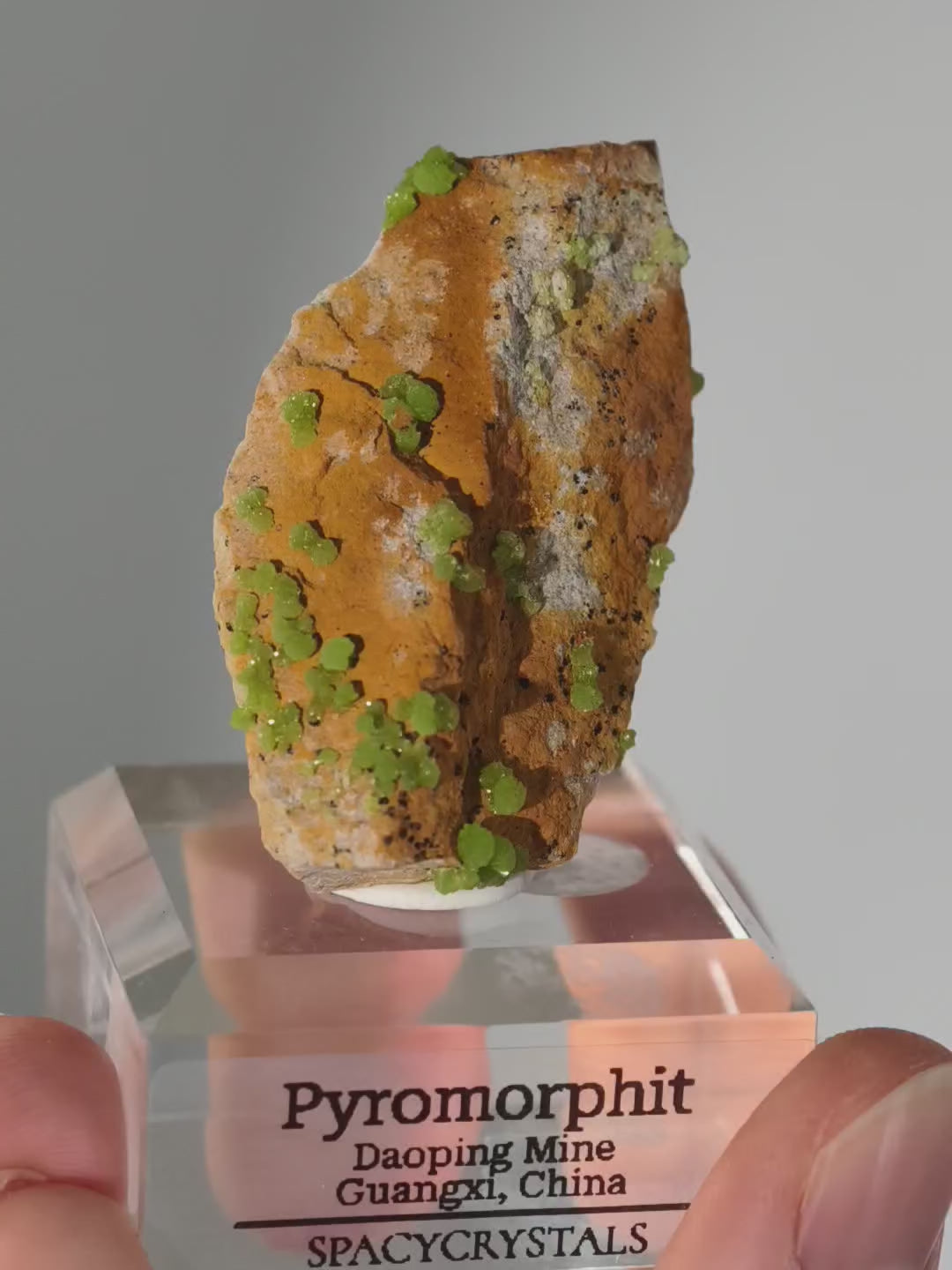 Grüner Pyromorphit aus Daoping Mine auf Podest