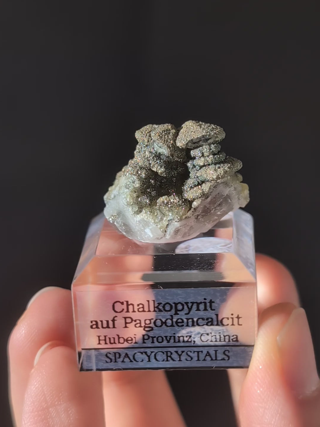 Chalkopyrit auf Pagodencalcit aus Hubei