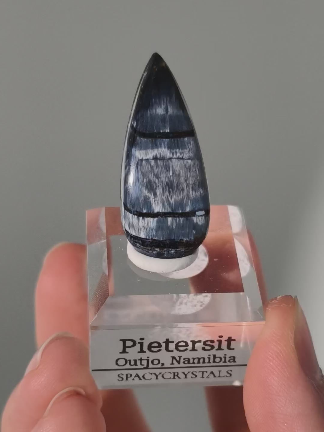 Tiefblauer Pietersit Cabochon aus Namibia mit Podest