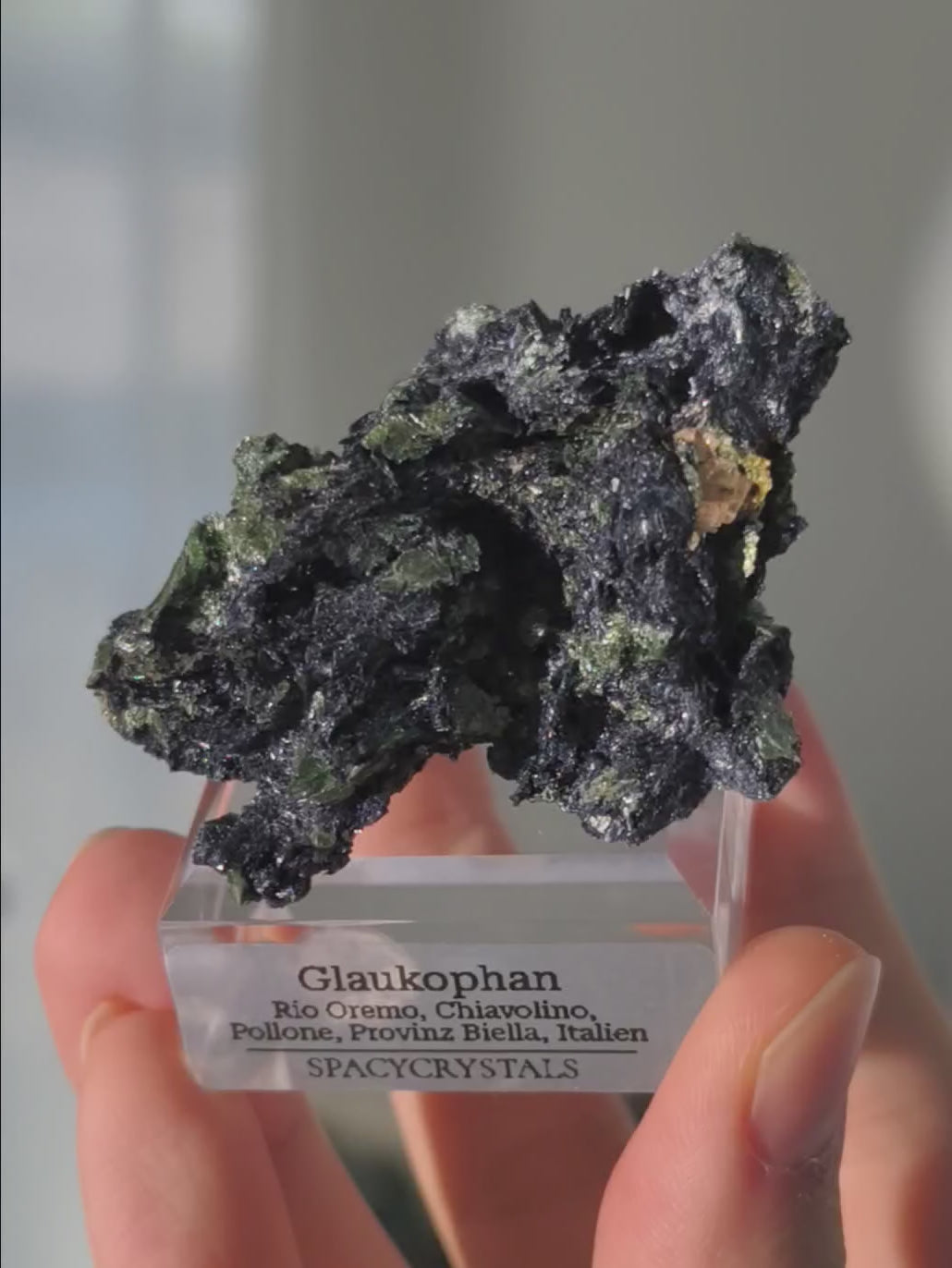 Funkelnder Glaukophan mit Fuchsitglimmer aus Italien (selten)