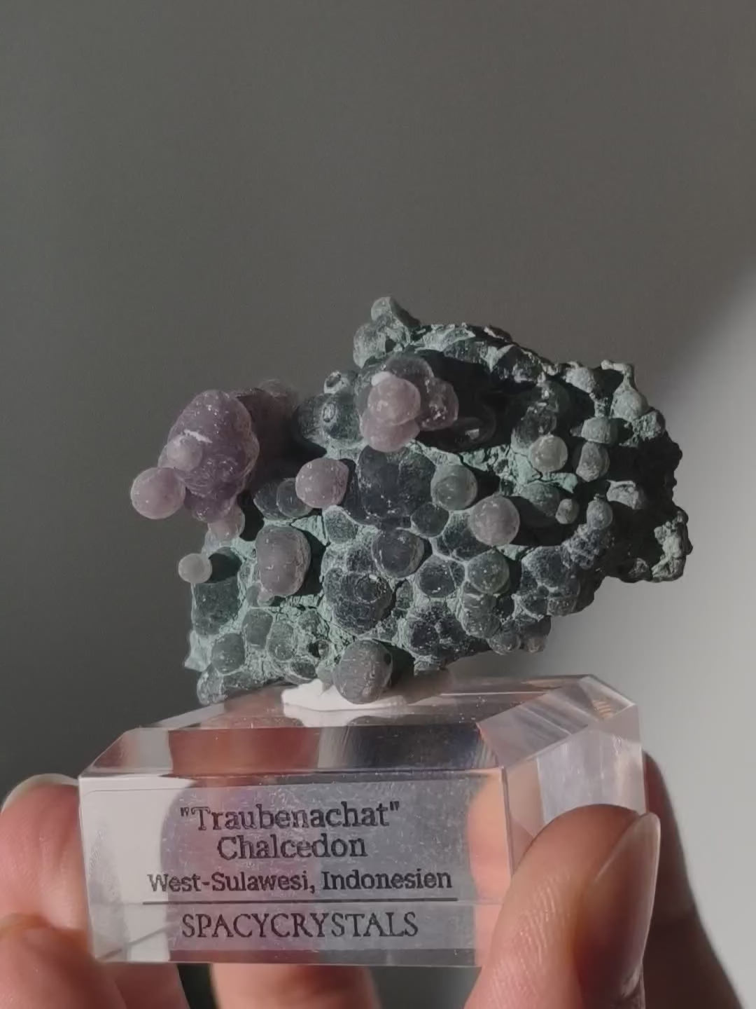 Traubenachat aus Indonesien auf Podest