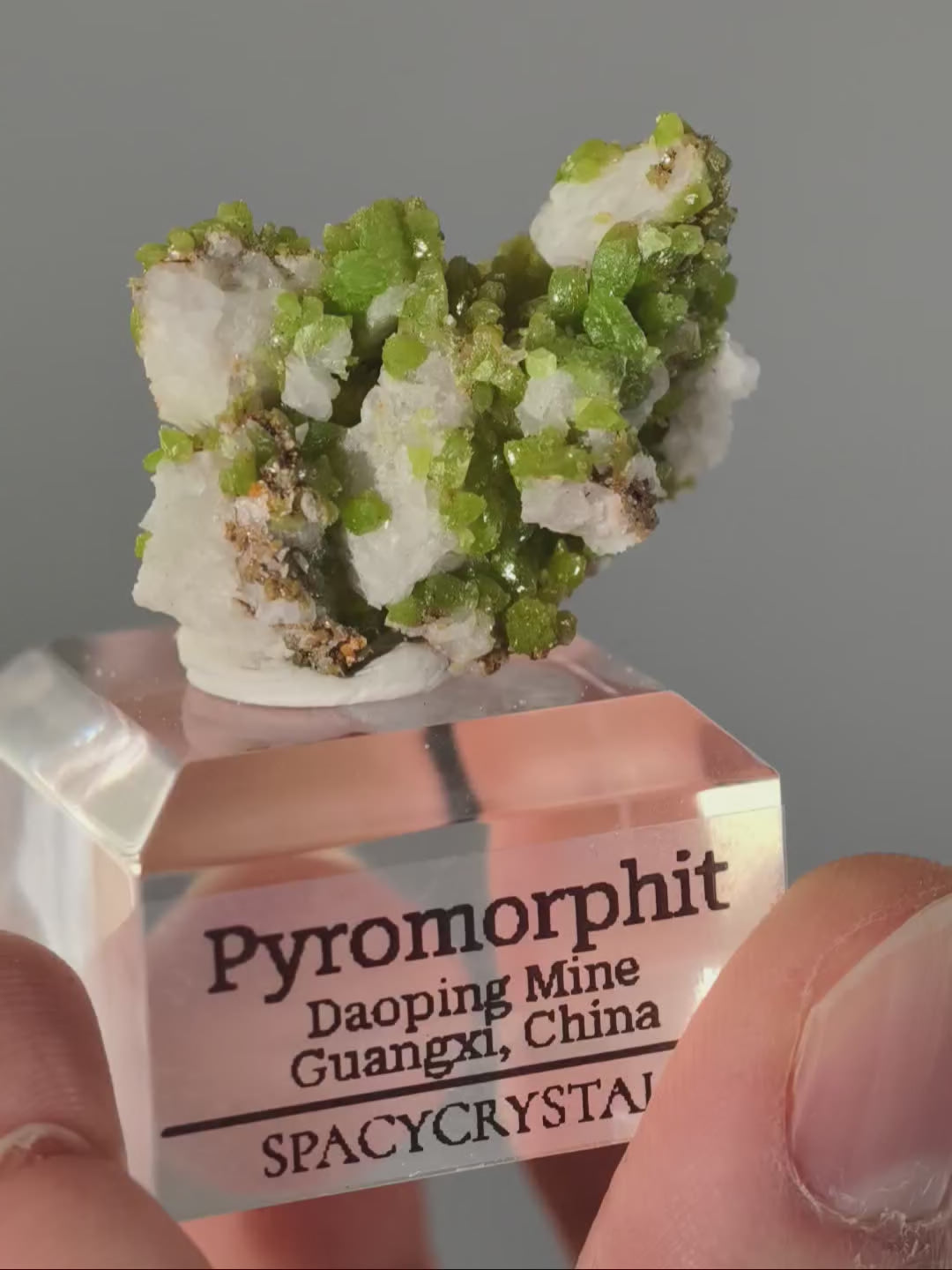 Grüner Pyromorphit aus Daoping Mine auf Podest
