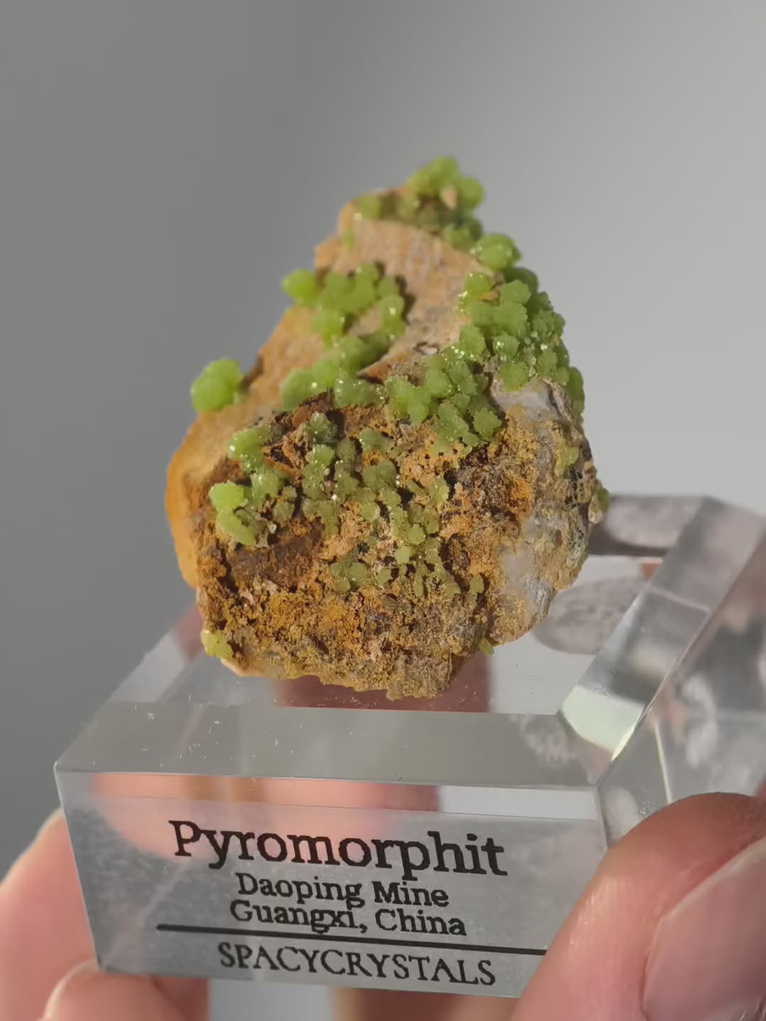 Grüner Pyromorphit aus Daoping Mine auf Podest