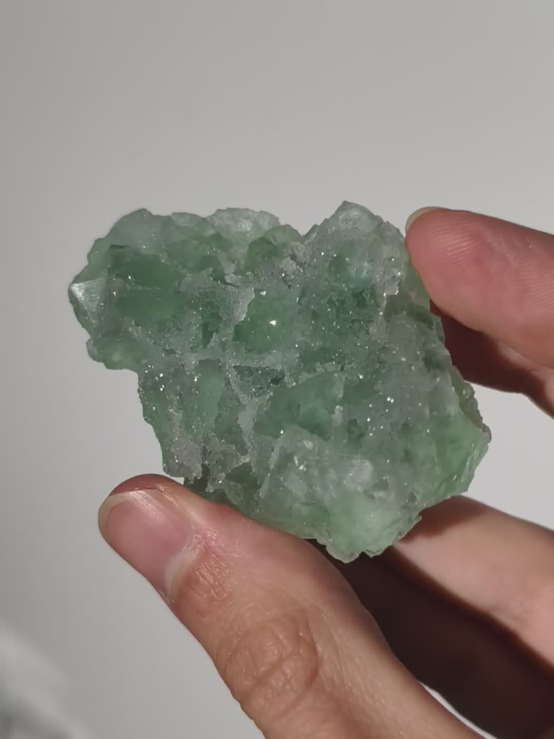 Glitzernder Quarz auf Fluorit &