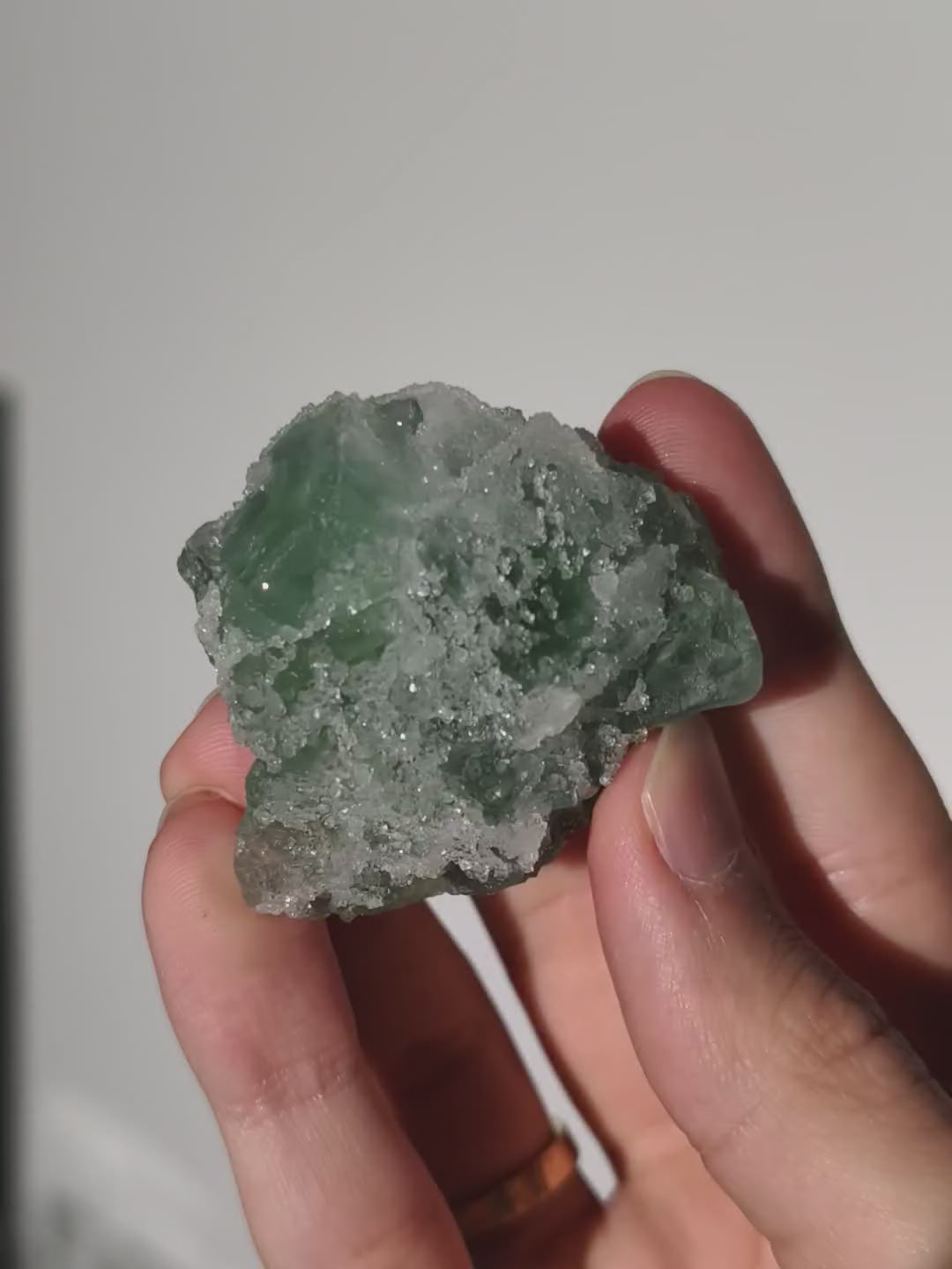 Glitzernder Quarz auf Fluorit &