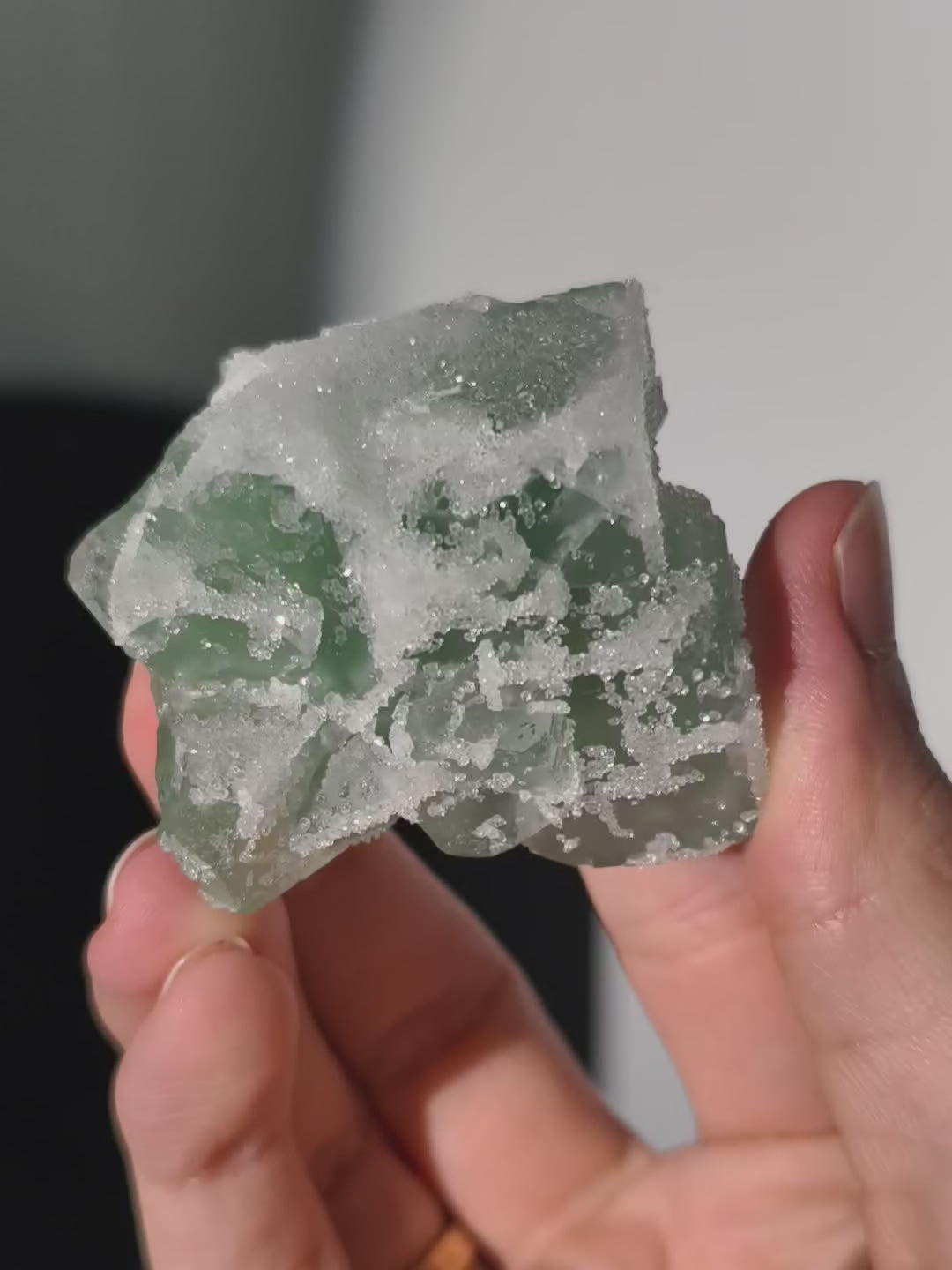 Glitzernder Quarz auf Fluorit &