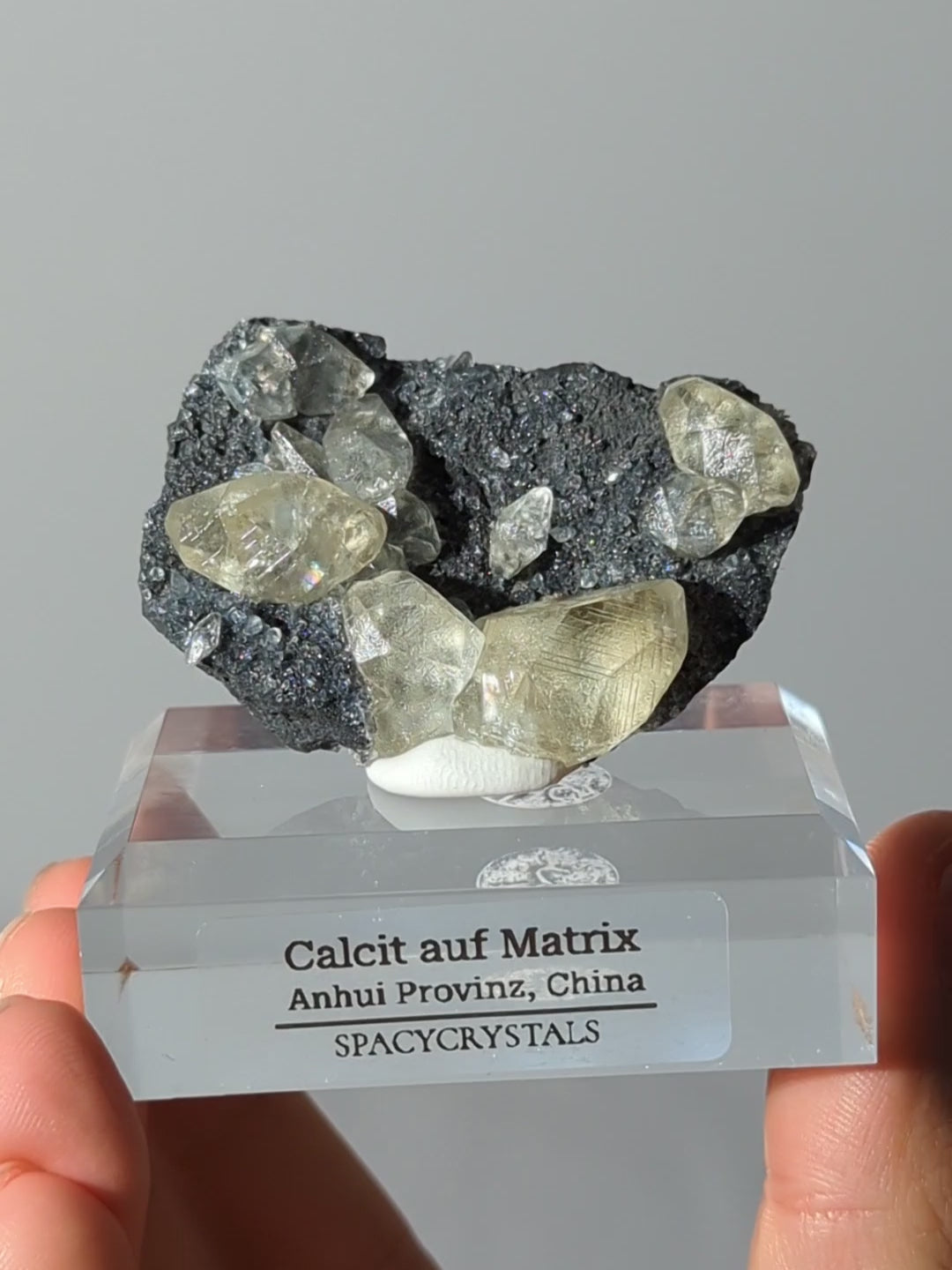 Diamant Calcit auf dunkler Matrix