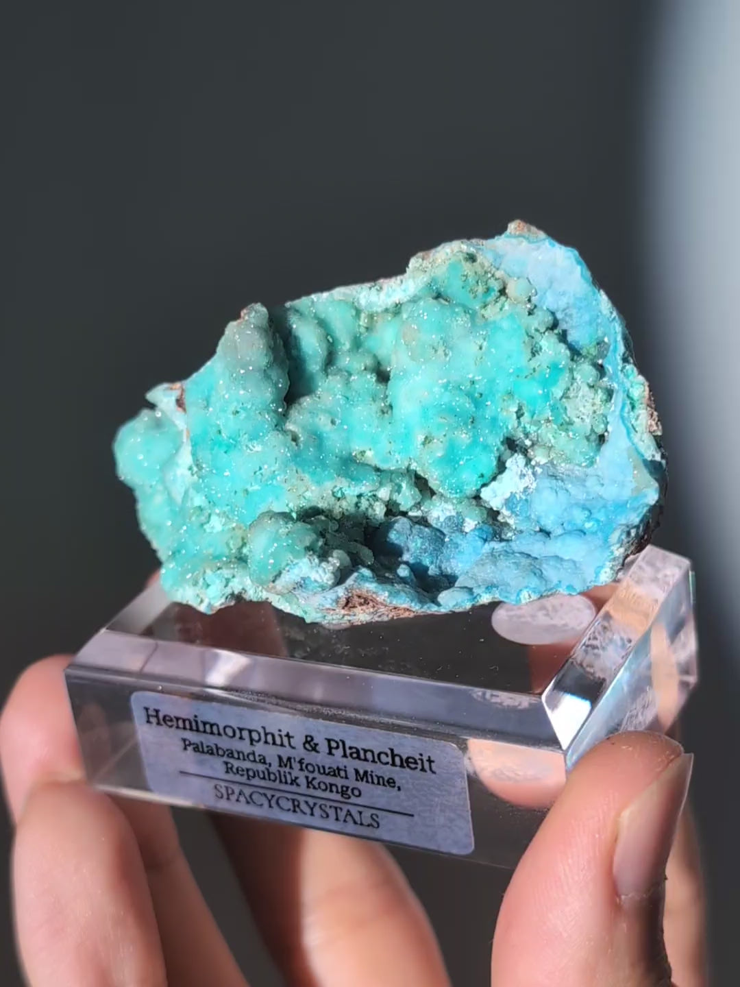 funkelnder Hemimorphit &amp; Plancheit auf Podest Kongo