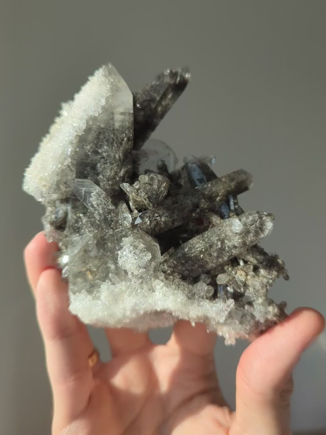 Großes Natürliches Bergkristall Cluster mit schwarzen Turmalin 🖤