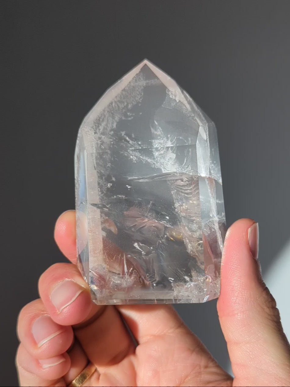 Bergkristall Turm aus Brasilien (leichter Girasol)