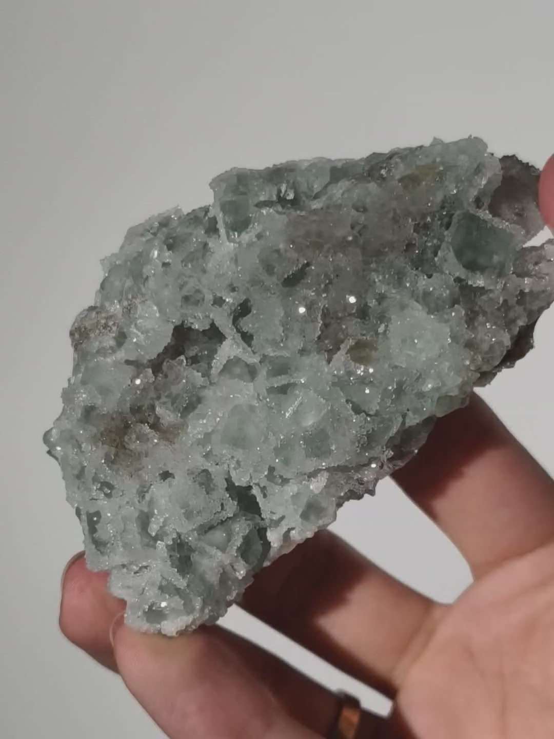 Glitzernder Quarz auf Fluorit &