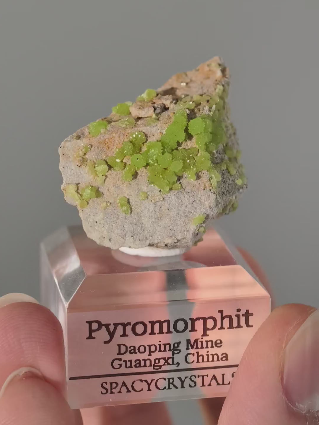 Grüner Pyromorphit aus Daoping Mine auf Podest