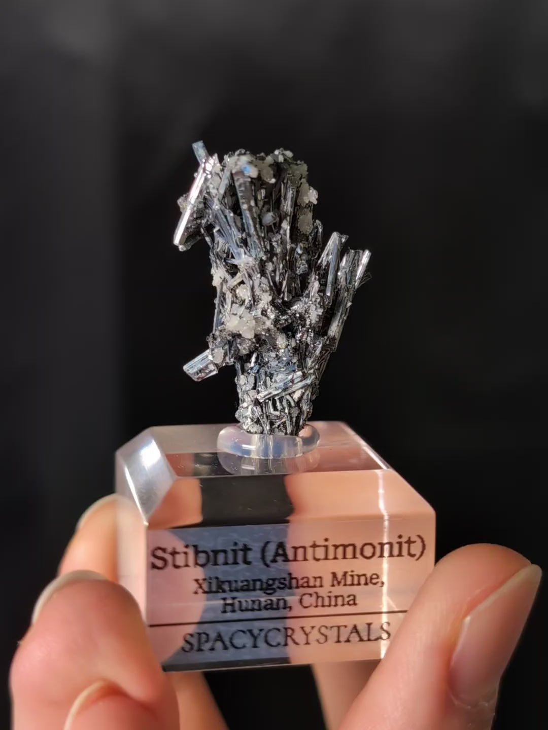 Stibnit (Antimonit) auf Podest