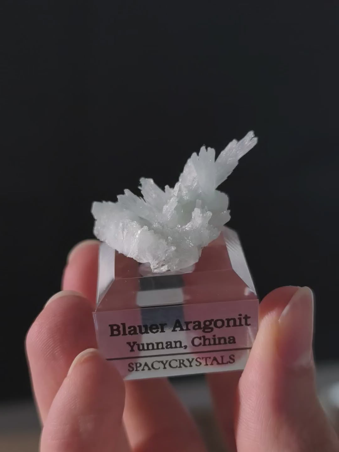 Blauer Aragonit auf Podest aus Yunnan