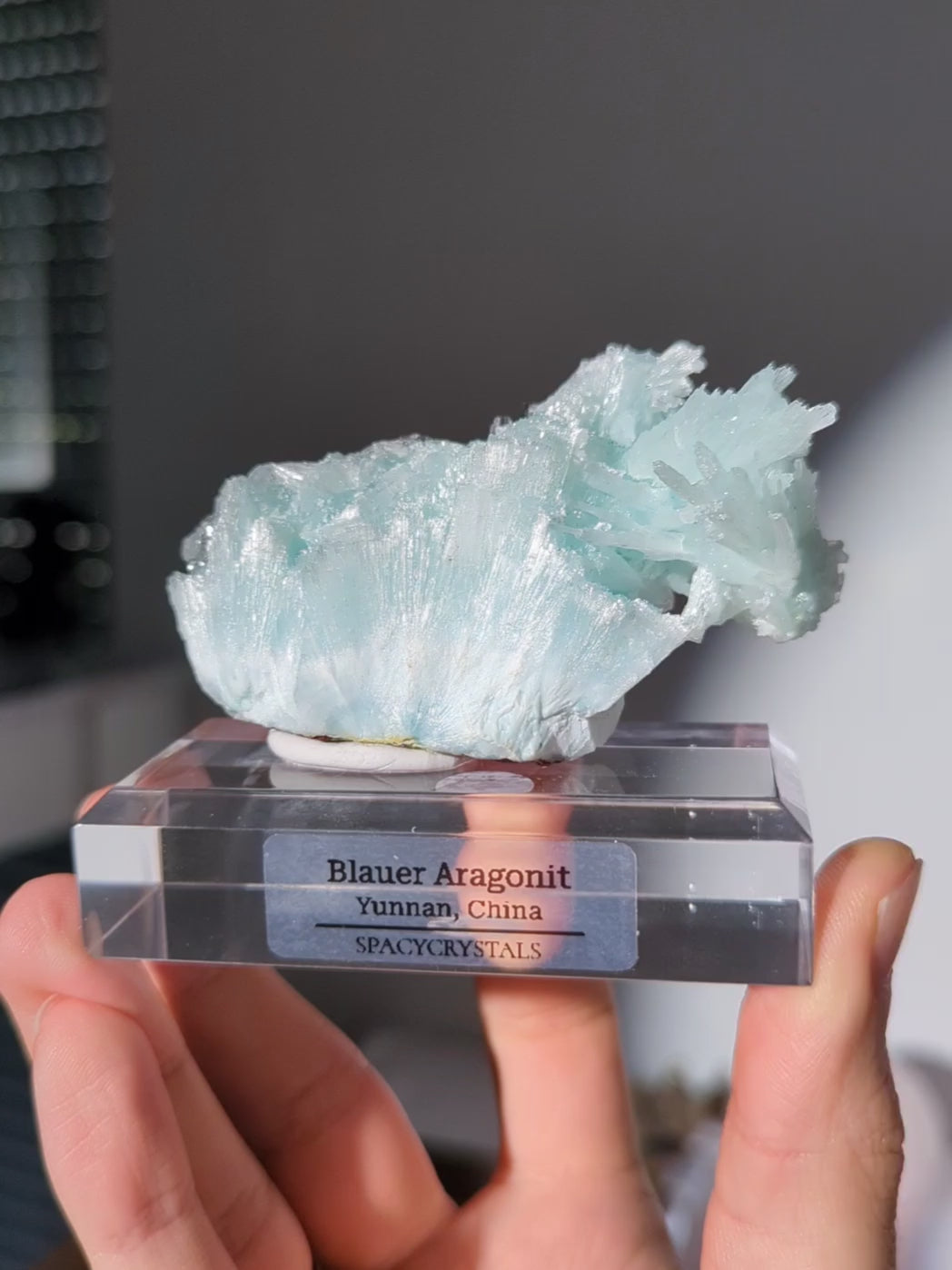 Blauer Aragonit auf Podest aus Yunnan