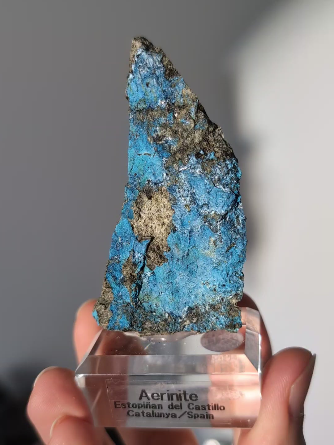 Seidig schimmernder Aerinit tiefblau aus Spanien