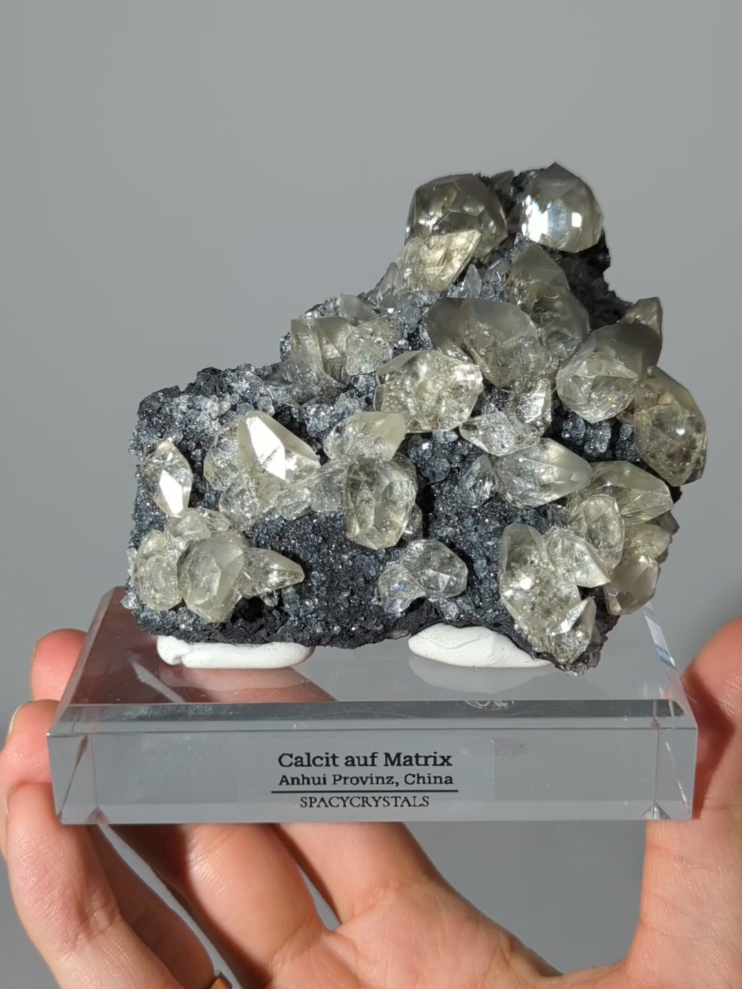 Großer Diamant Calcit auf dunkler Matrix