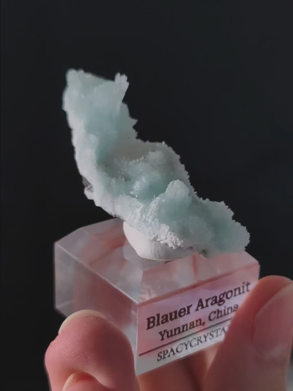 Blauer Aragonit auf Podest aus Yunnan