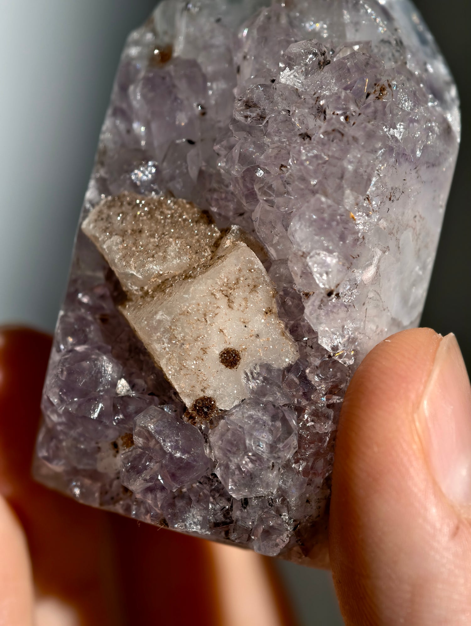 Druzy Amethyst Turm mit Calcitwürfeln aus Brasilien