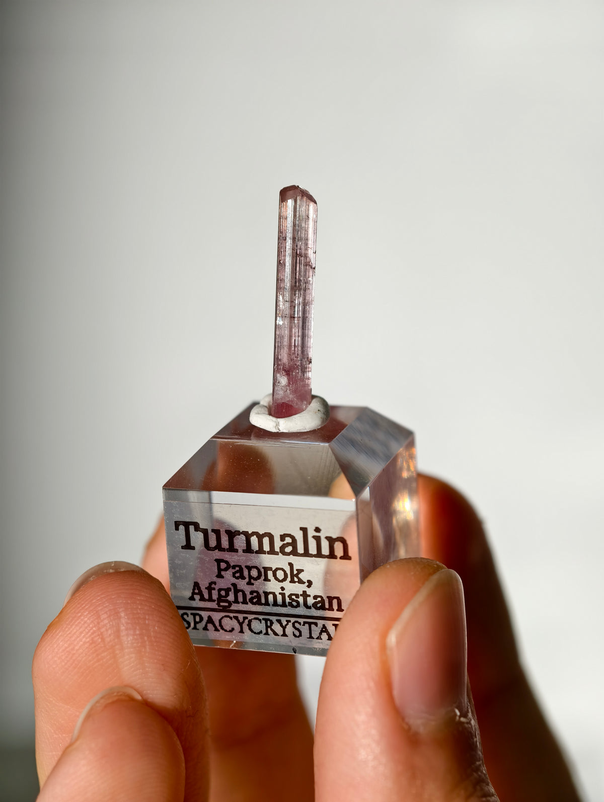 Pinker Turmalin auf Podest