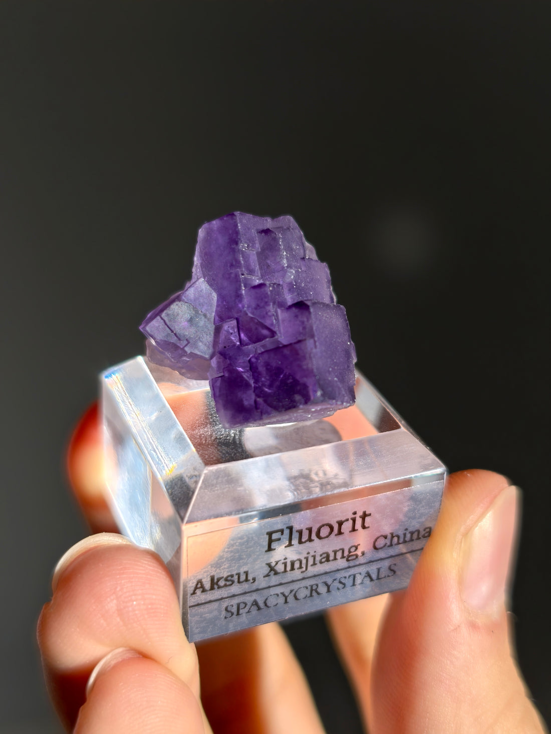 Stufiger lila Fluorit auf Podest aus Aksu