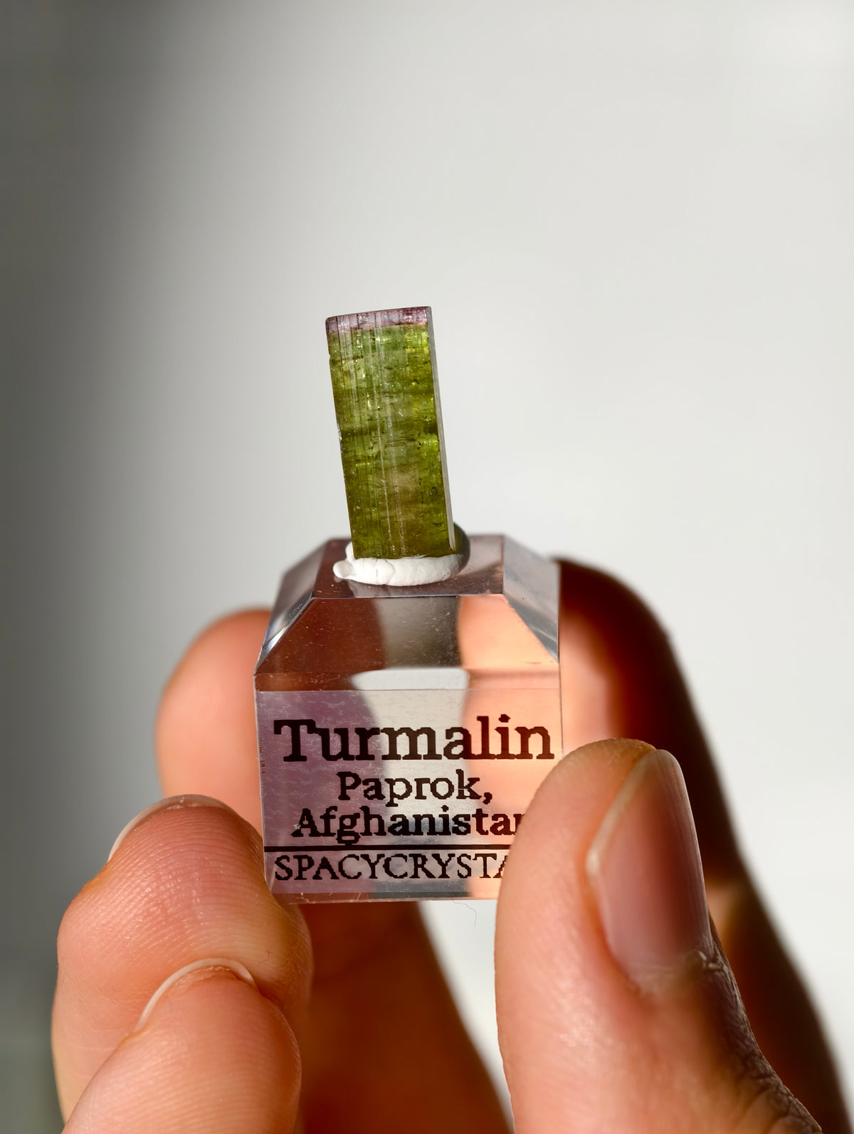 Grüner Turmalin auf Podest