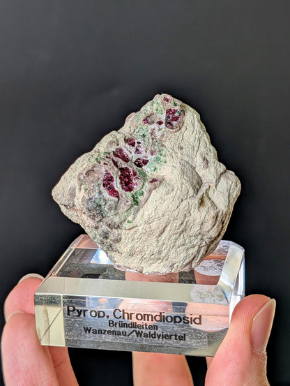 Pyrop Chromdiopsid aus Österreich auf Podest