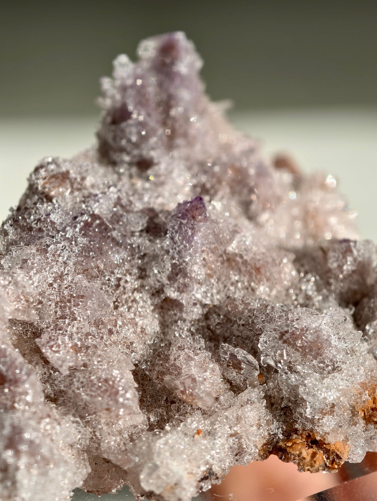 Lila Yttriumfluorit auf Dogtooth Calcit