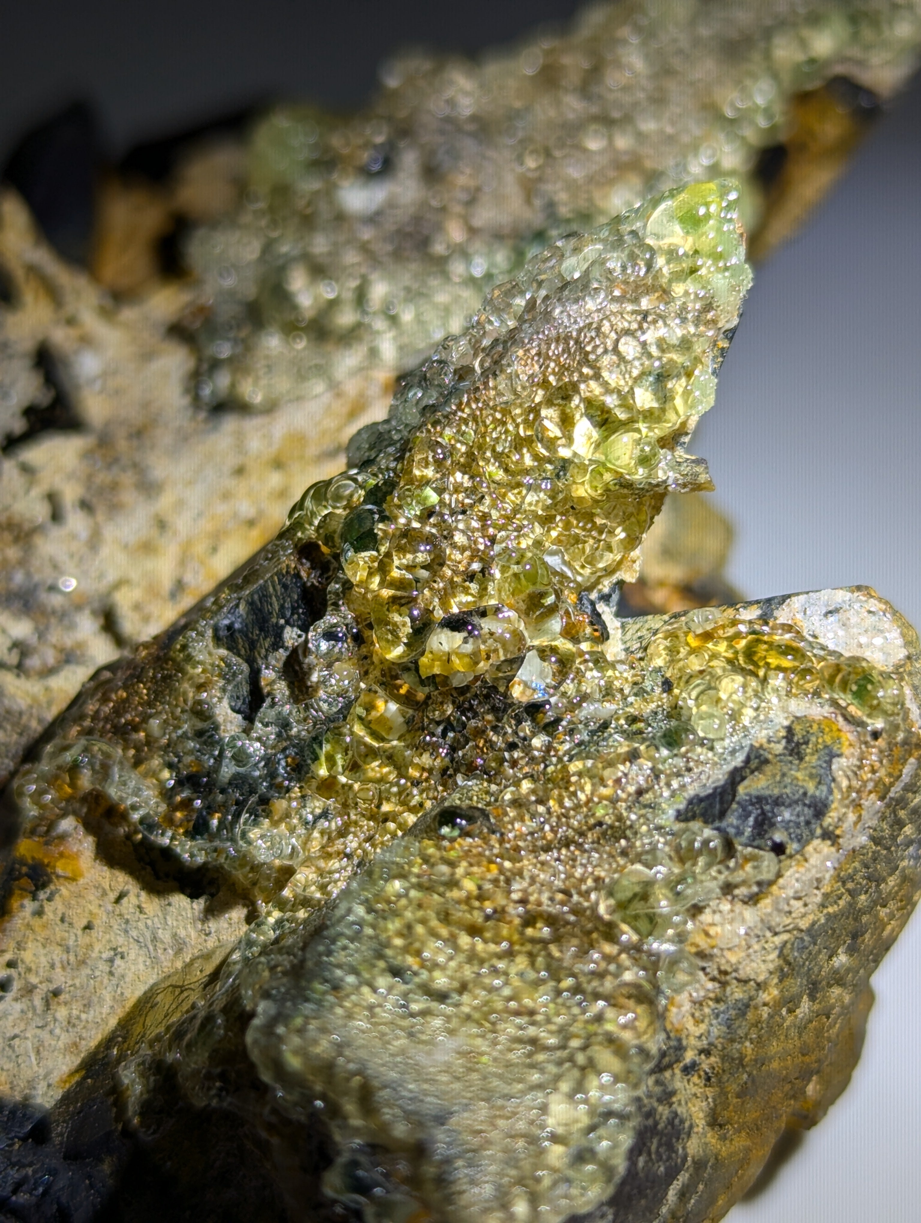 Rauchquarz Cluster mit UV-Aktivem Hyalit Opal Erongo Namibia