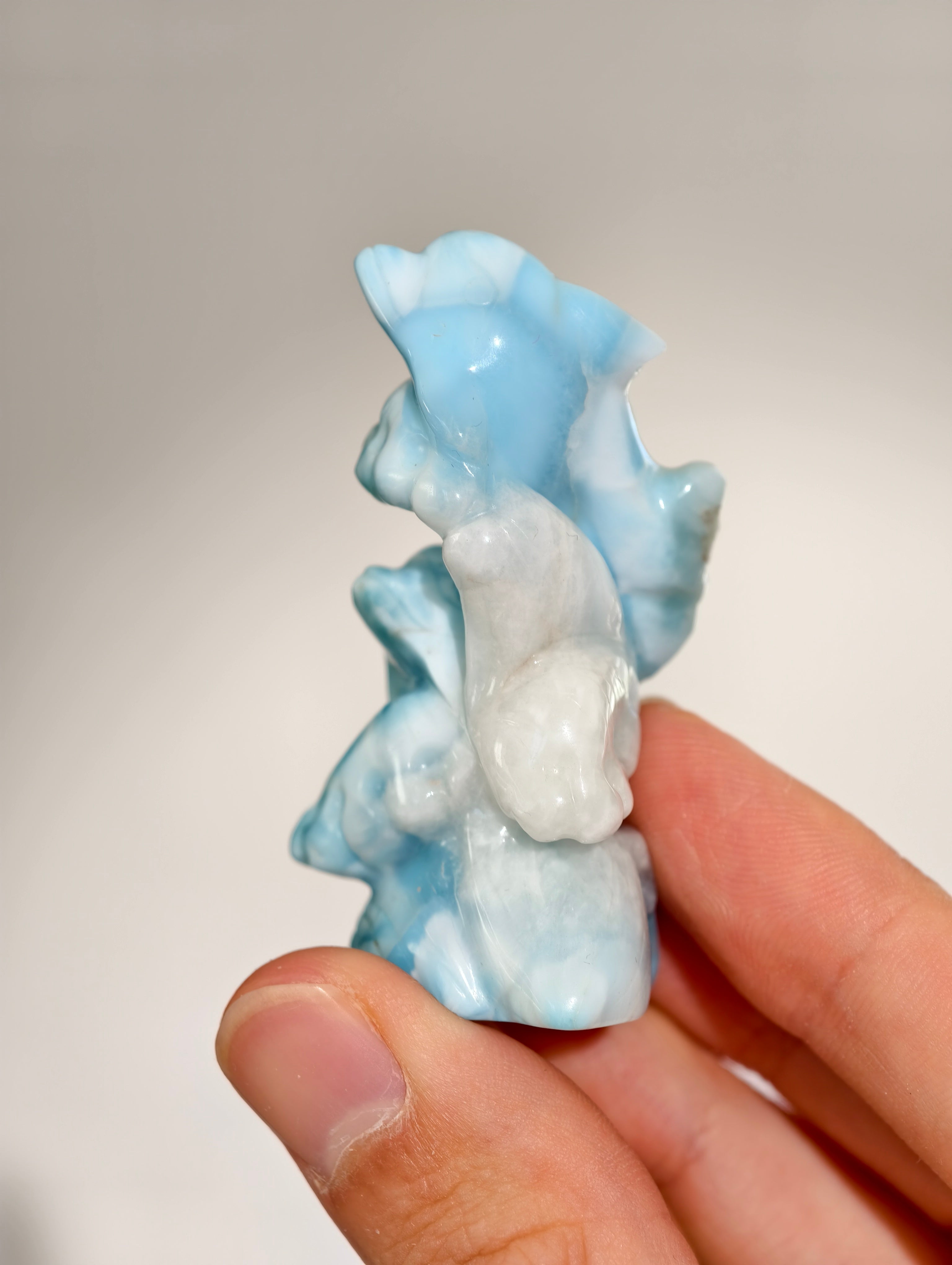 Larimar Delphine Figur Schnitzerei