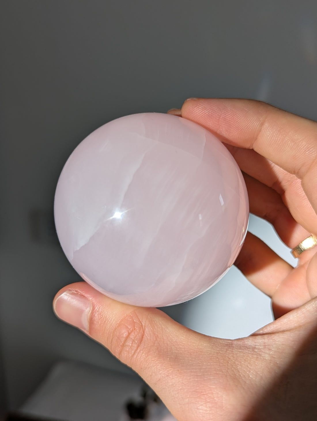 Mangano Calcit Kugel 6,3cm (UV-Aktiv)