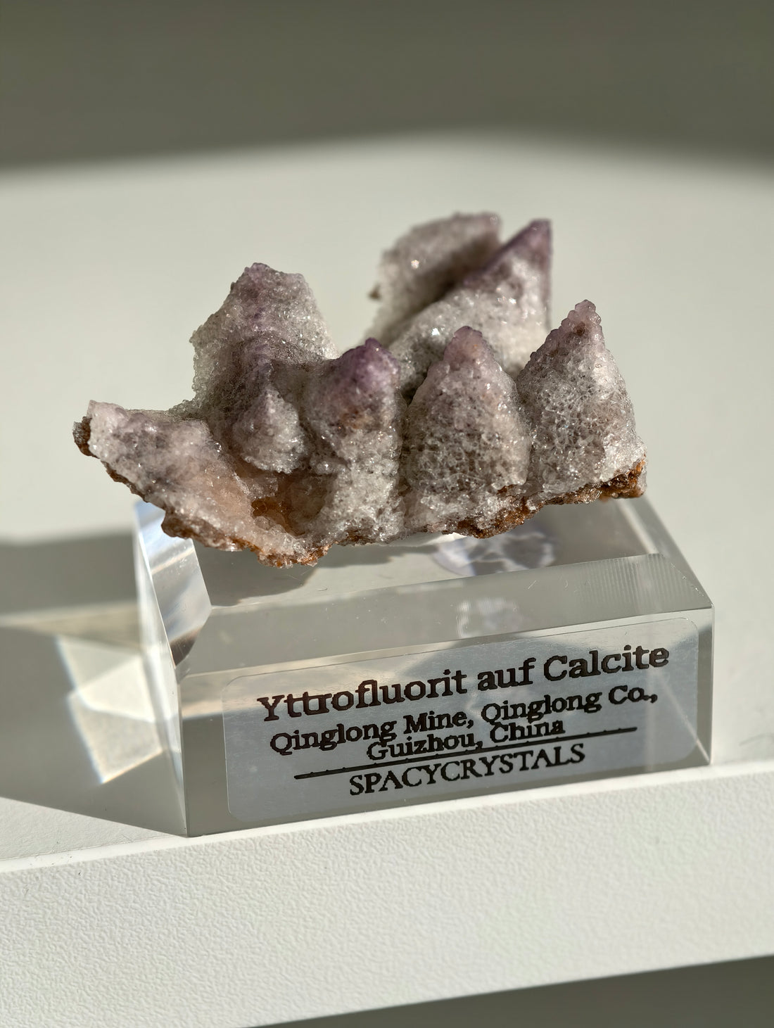 Lila Yttriumfluorit auf Dogtooth Calcit