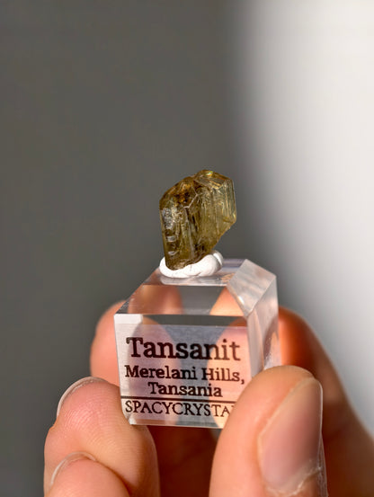 Gelber Tansanit Kristall auf Podest (nicht erhitzt!)
