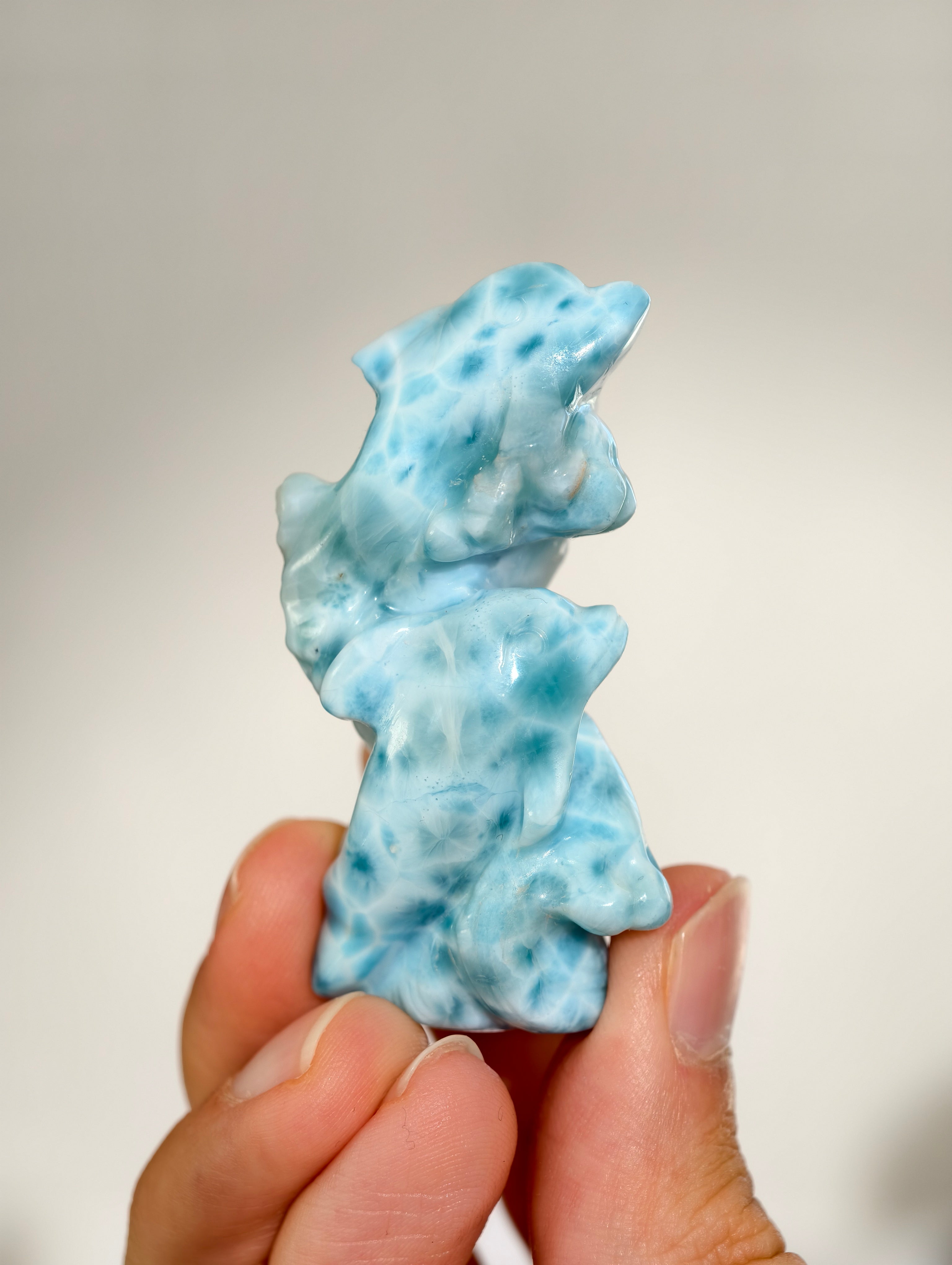 Larimar Delphine Figur Schnitzerei
