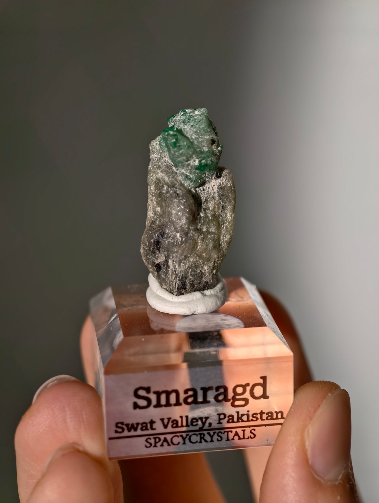 Grüner Smaragd in Matrix