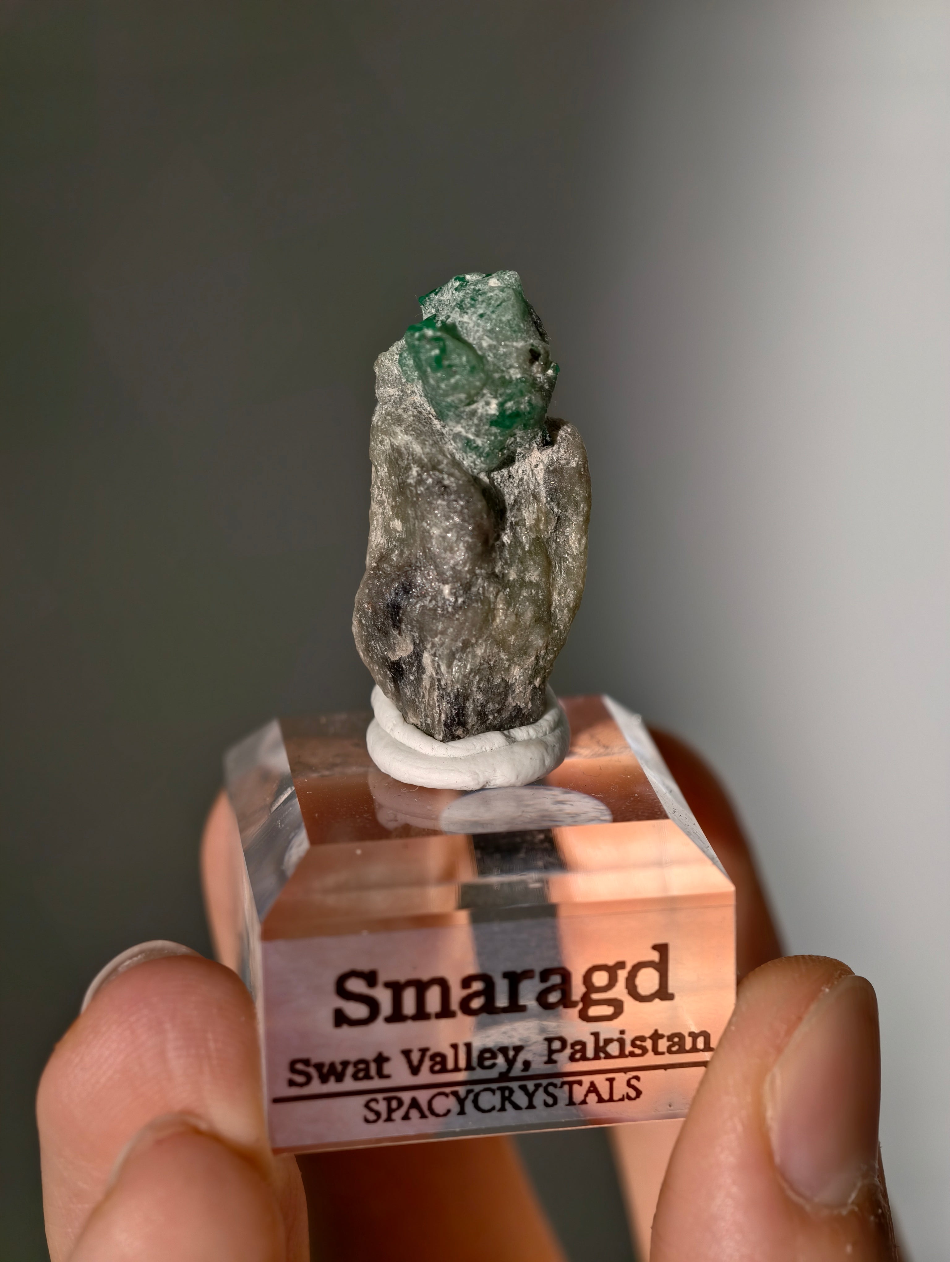Grüner Smaragd in Matrix