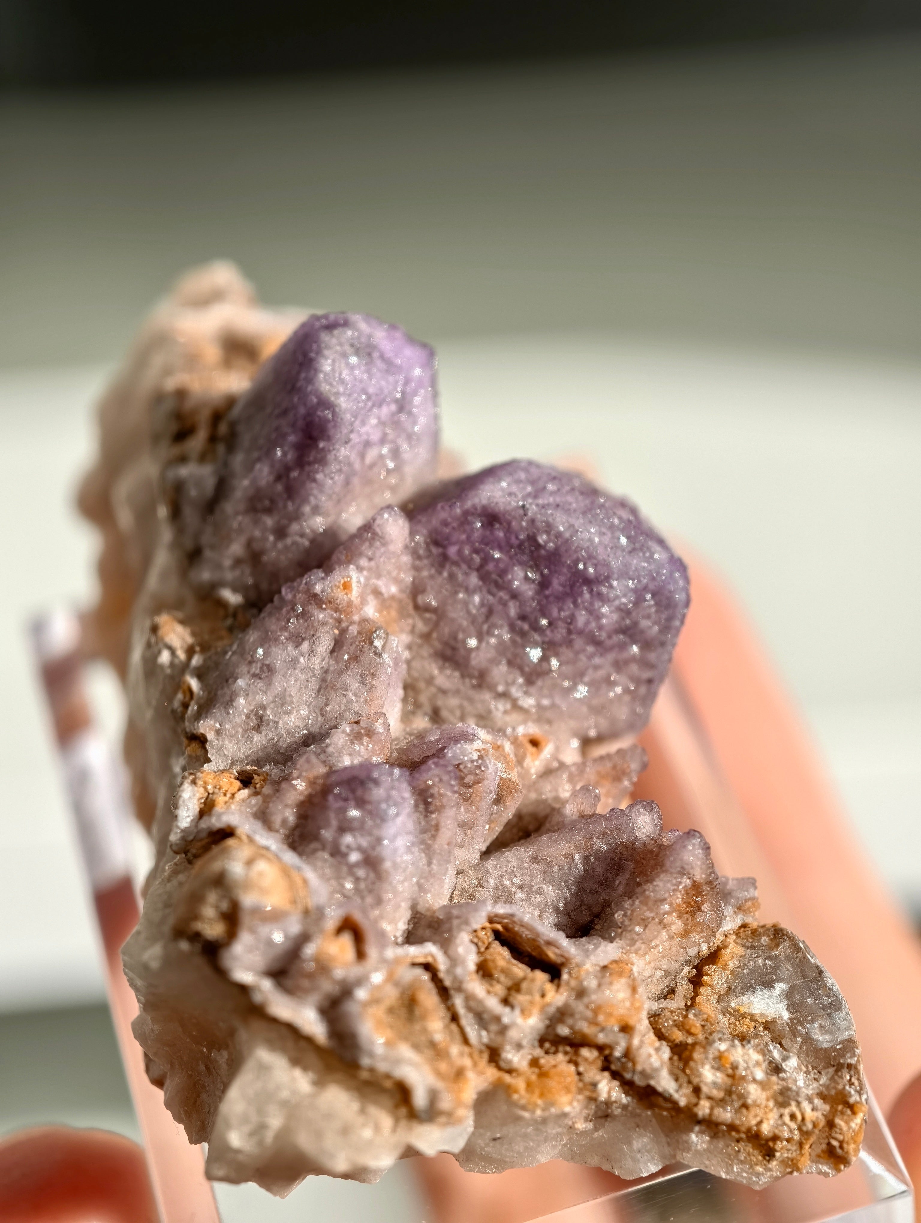 Lila Yttriumfluorit auf Dogtooth Calcit