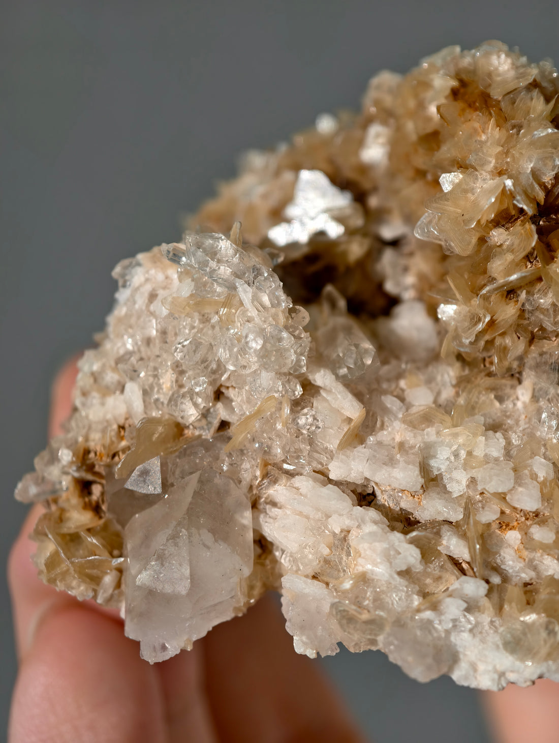 Goldgelbe Muskovit Stufe mit Bergkristall aus Brasilien