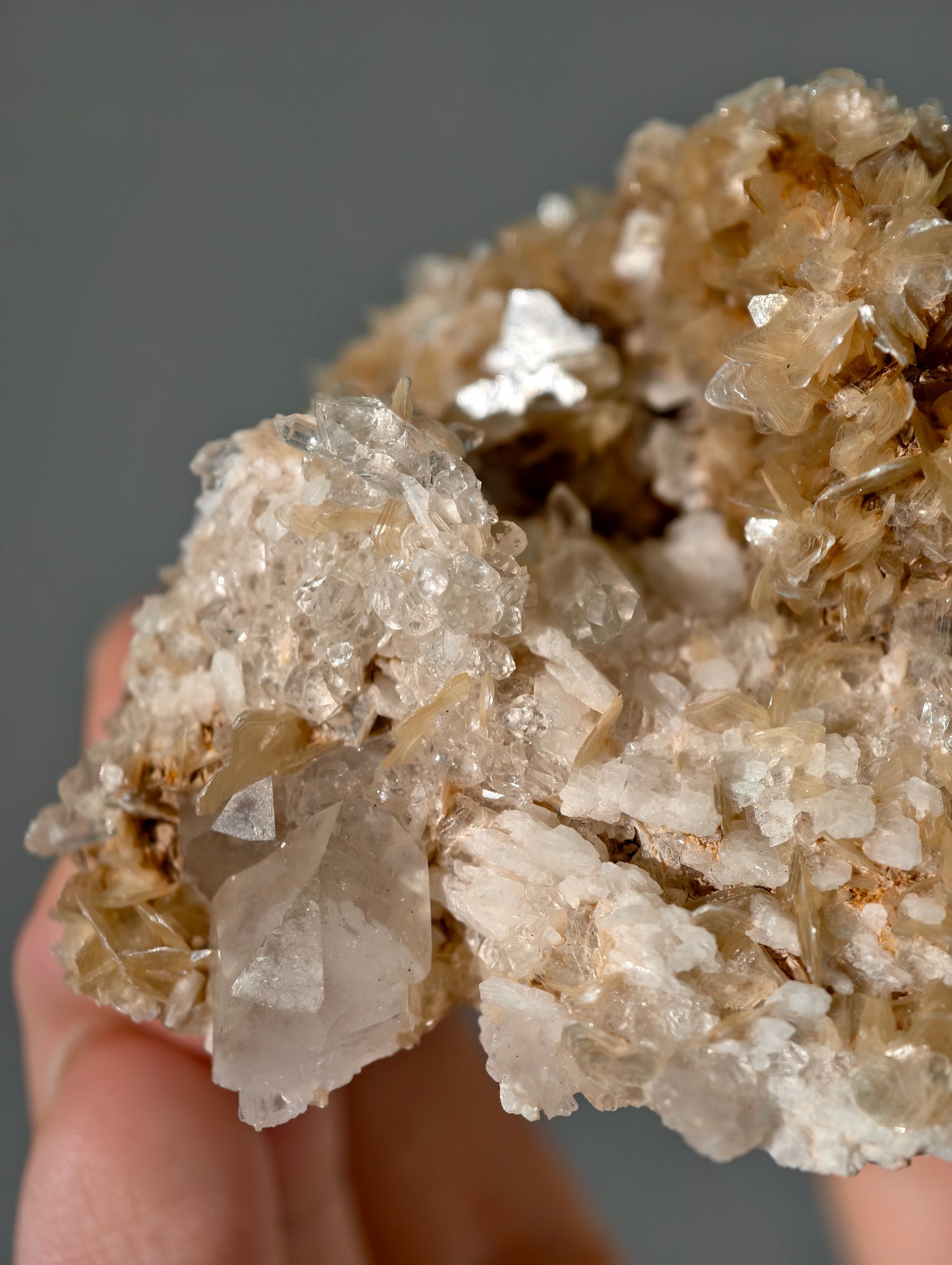 Goldgelbe Muskovit Stufe mit Bergkristall aus Brasilien